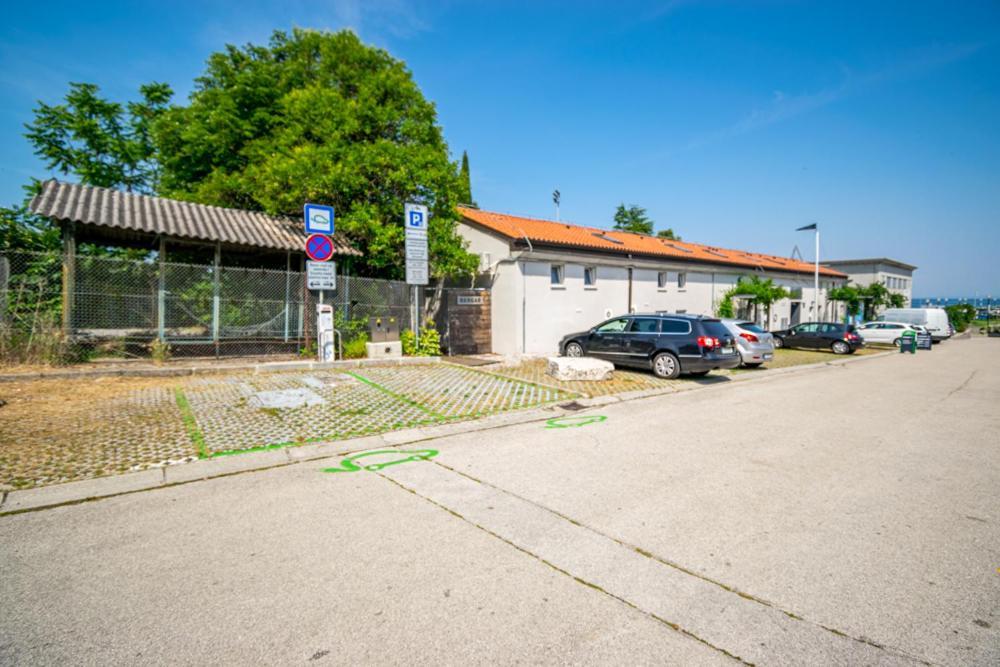 Hangar Apartments Изола Экстерьер фото