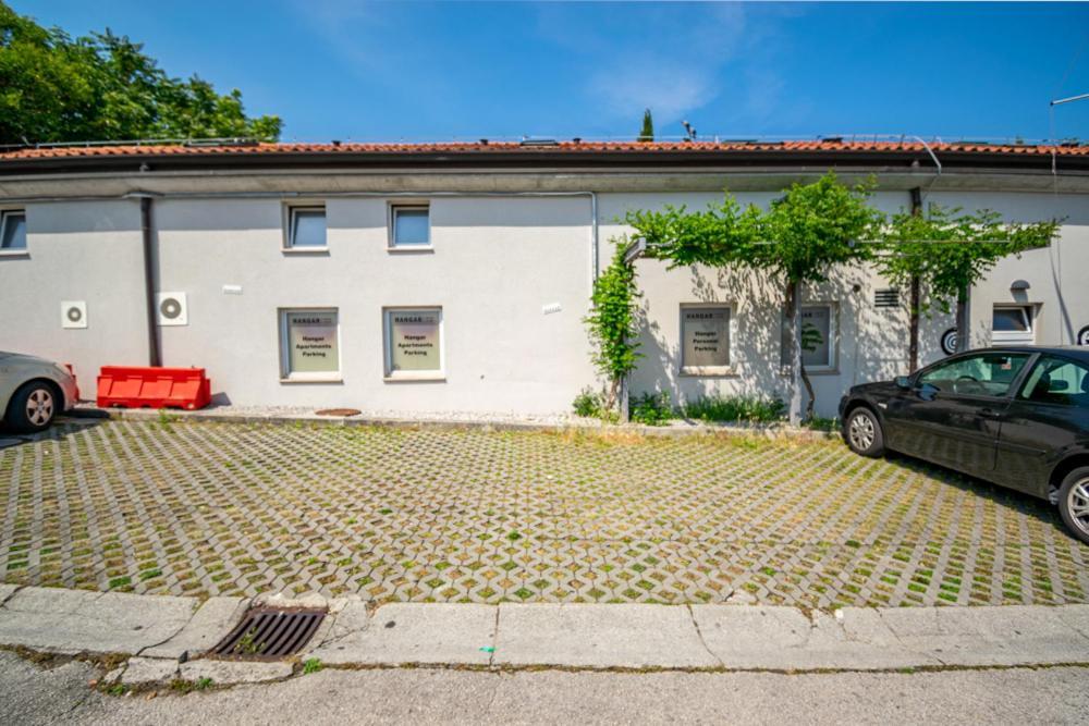 Hangar Apartments Изола Экстерьер фото
