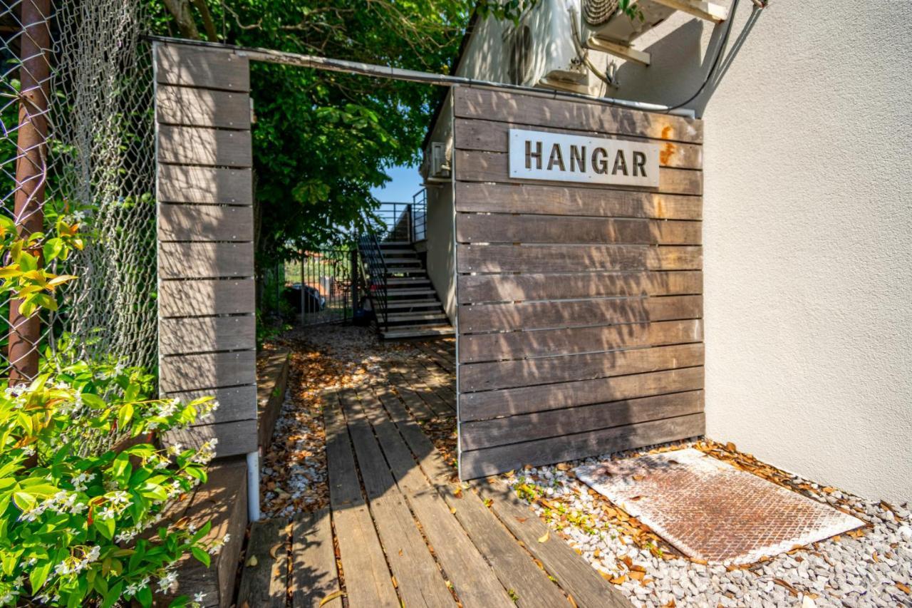 Hangar Apartments Изола Экстерьер фото